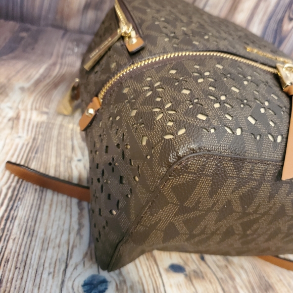 Michael Kors Medium Rhea Perforated Back - Picture 6 of 10